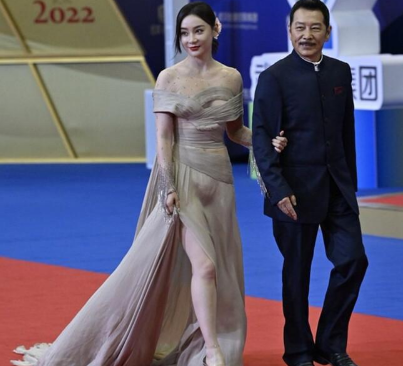 袁姗姗|袁姗姗百花奖造型太性感!上半身缠绕几条布带,站河边拍照不嫌脏