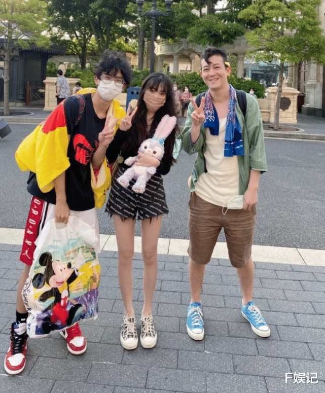 陈冠希|陈冠希带妻女到主题乐园游玩 遇到不少路人要合影一家人都开心配合