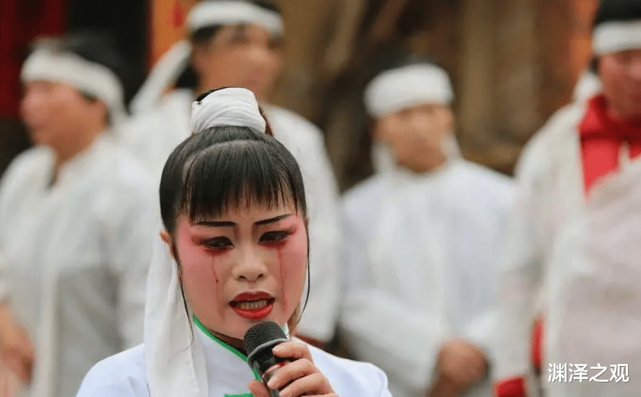 陕西|职业“哭灵人”:一年哭坟70多场,磕头上万,每场挣700块左右