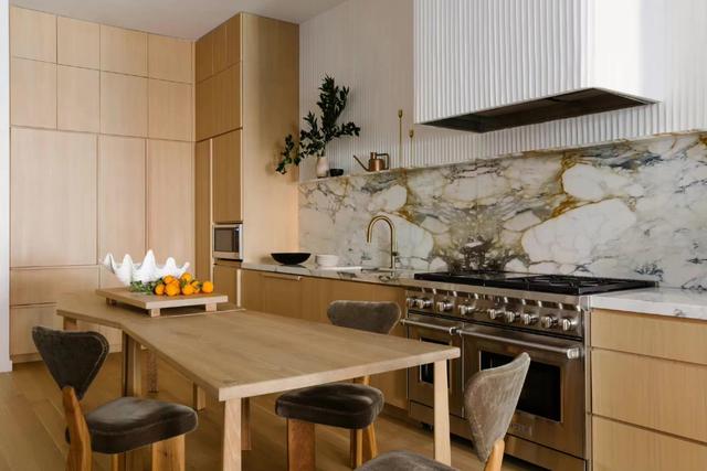 米色调现代别墅,彩色装饰与大理石非常抓人眼球,家具撑得起场面