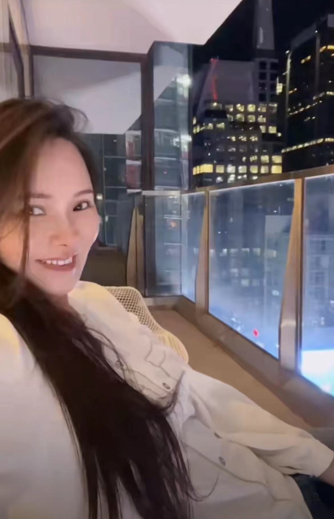 伊能静|54岁伊能静在纽约街头逛夜市，大摇大摆无人识，住高档酒店太精致