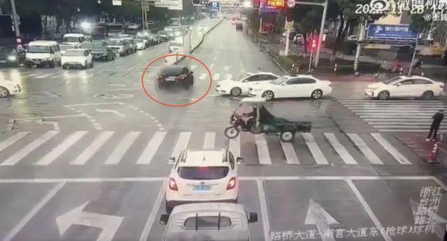 “潮州案”未决:又一辆特斯拉,与两车碰撞致2死1伤!目击者:肇事车辆在左转车道闯红灯