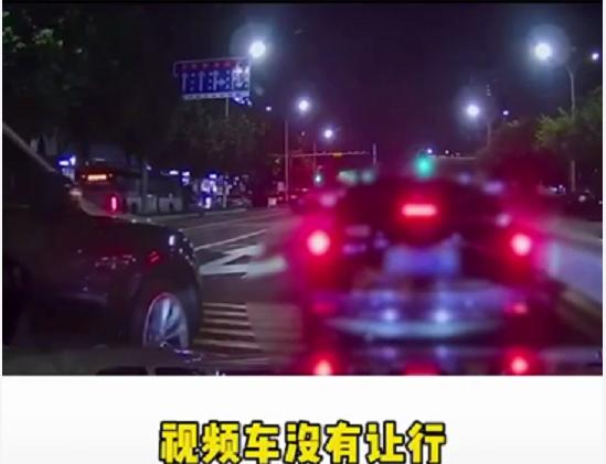 400万宾利恶意加塞,女司机不躲反撞,反正对方全责