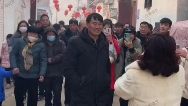 |大年初一，大衣哥现身朱楼广场，与群众同乐毫无架子