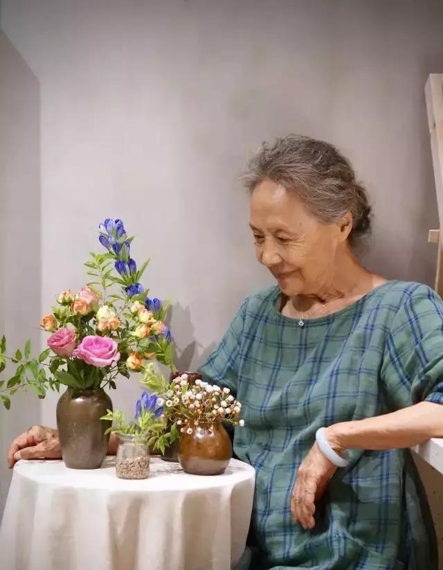 发型 事实证明，60岁的女人想打扮好看，就要注意这4个地方，得体漂亮