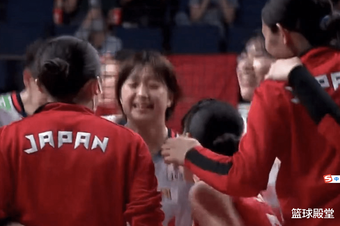 日本队|女排1-3日本！龚翔宇沮丧，全员低沉看着日本庆祝，副攻让人绝望