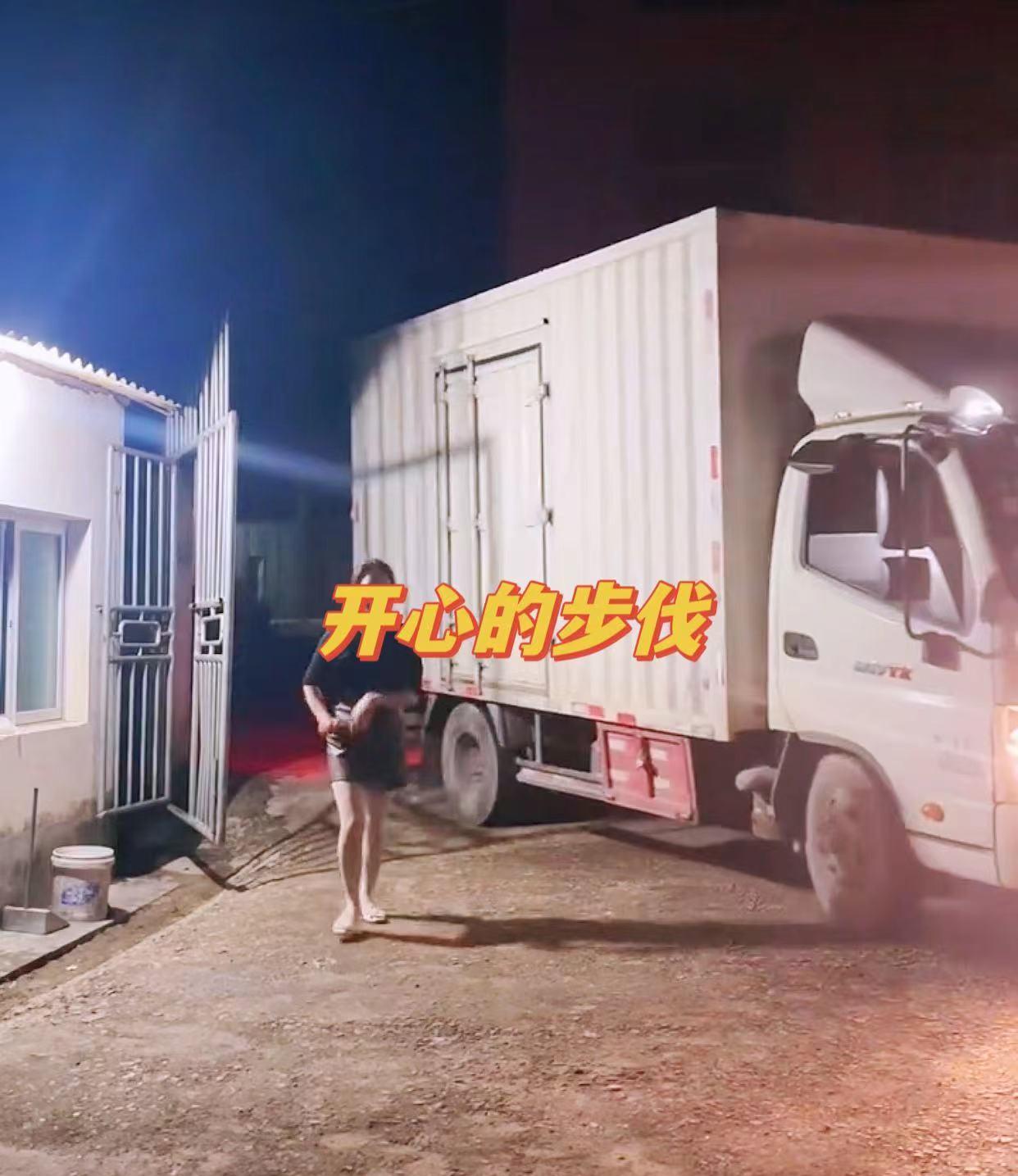 男子开车半夜回家,妻子敞开大门迎接,男子的反应太真实