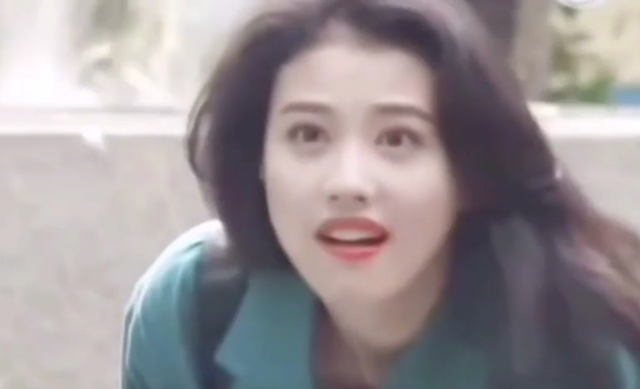 周海媚|55岁周海媚穿深v裙秀锁骨!逛路边摊接地气,光脚躺沙发上太真实