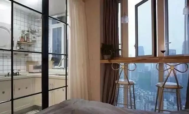 39平一室户,把床吊在半空中,结果多出一间房,进门被迷住,晒晒