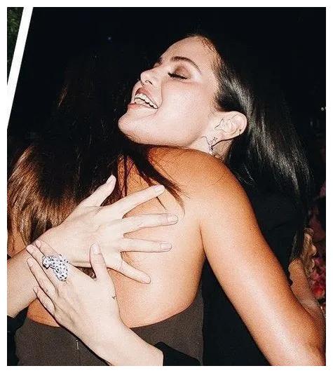 赛琳娜|赛琳娜海莉拥抱合影，网友：情敌变情人