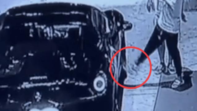 浙江温州一酒醉男子踹了路过的法拉利一脚，导致车漆被蹭掉，车主：不惯着！他应该付出代