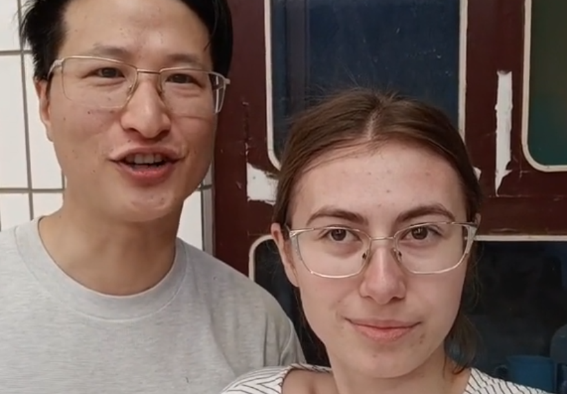 山西小伙携乌克兰妻子回国,丈母娘一同前来,到中国后安全感十足