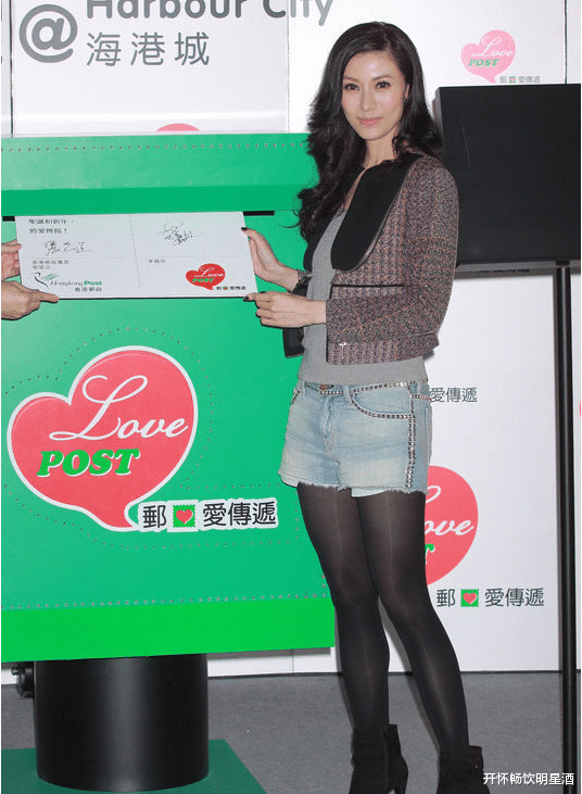 李嘉欣|牛仔短裤搭配黑色丝袜，李嘉欣的别样辣妈气质，网友：好美！