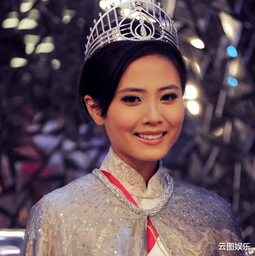 朱晨丽|港姐冠军朱晨丽坐游艇出海，穿短裤身材出众，22寸小蛮腰太吸睛