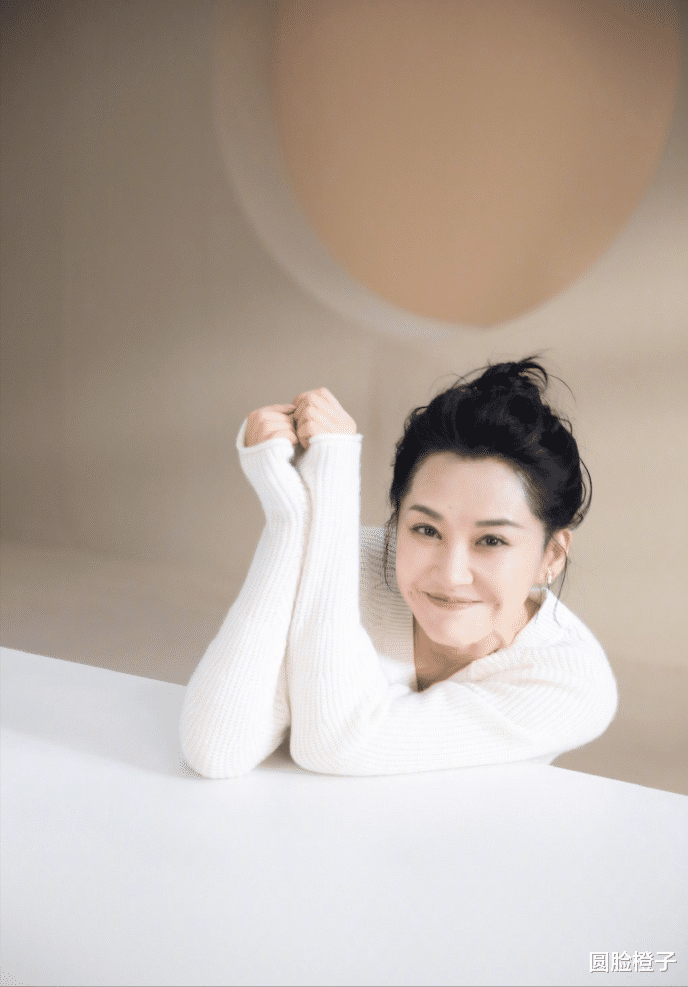 穿衣搭配 53岁许晴美上“热搜”，穿一身白色简单高级，笑意盈盈美丽从容