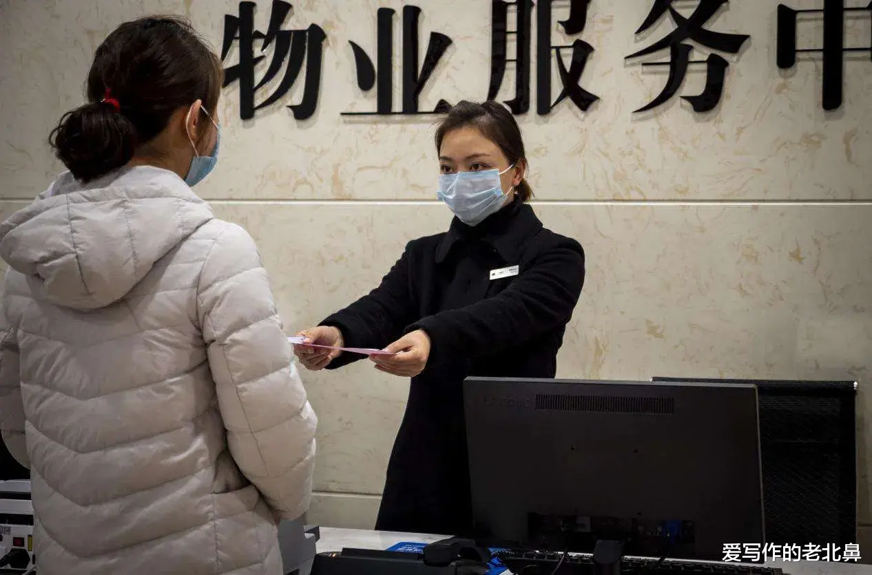 面对业主提出“我住一楼,一万年不坐电梯,凭啥要交电梯费”这样的问题,物业该如何解答?