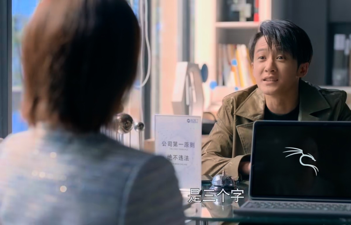 周游|《你安全吗?》的开播告诉我们,当配角惊艳时,差点没主角啥事了