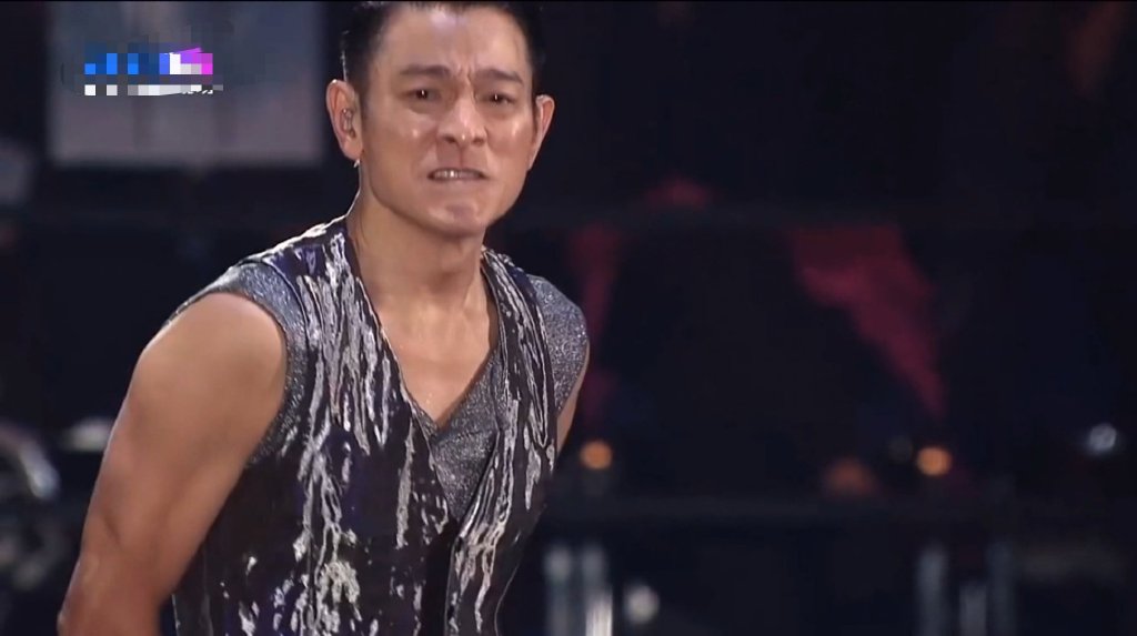 刘德华|老天王演唱会重映，61岁刘德华再唱《17岁》动情落泪