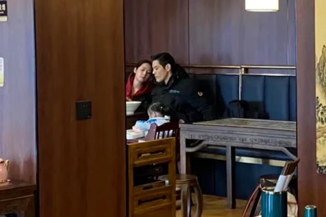 郭碧婷|郭碧婷气场竟强过向太!穿虎纹大衣带女儿高调探班向佐,霸气全开