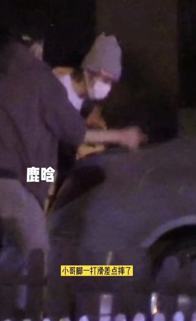 鹿晗|关晓彤陪男友聚餐，鹿晗喝醉酒再被拍，两人坐车回家疑似同居