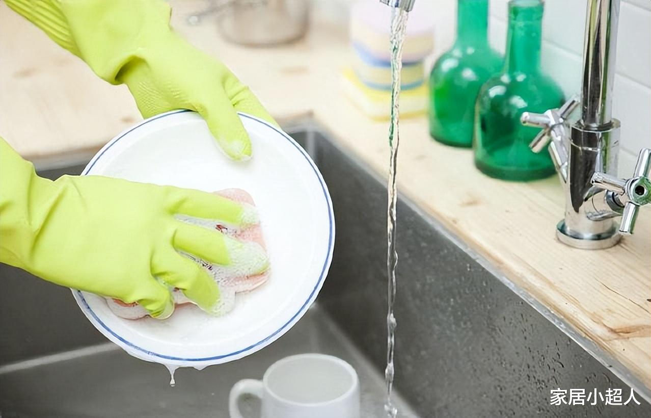 奶奶总说“洗碗别用洗洁精”,还说洗洁精有害,事实真的如此么?