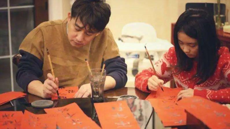 黄磊|有种“高层次”叫黄磊养女儿，染发化妆全不管，成绩公布后：服了