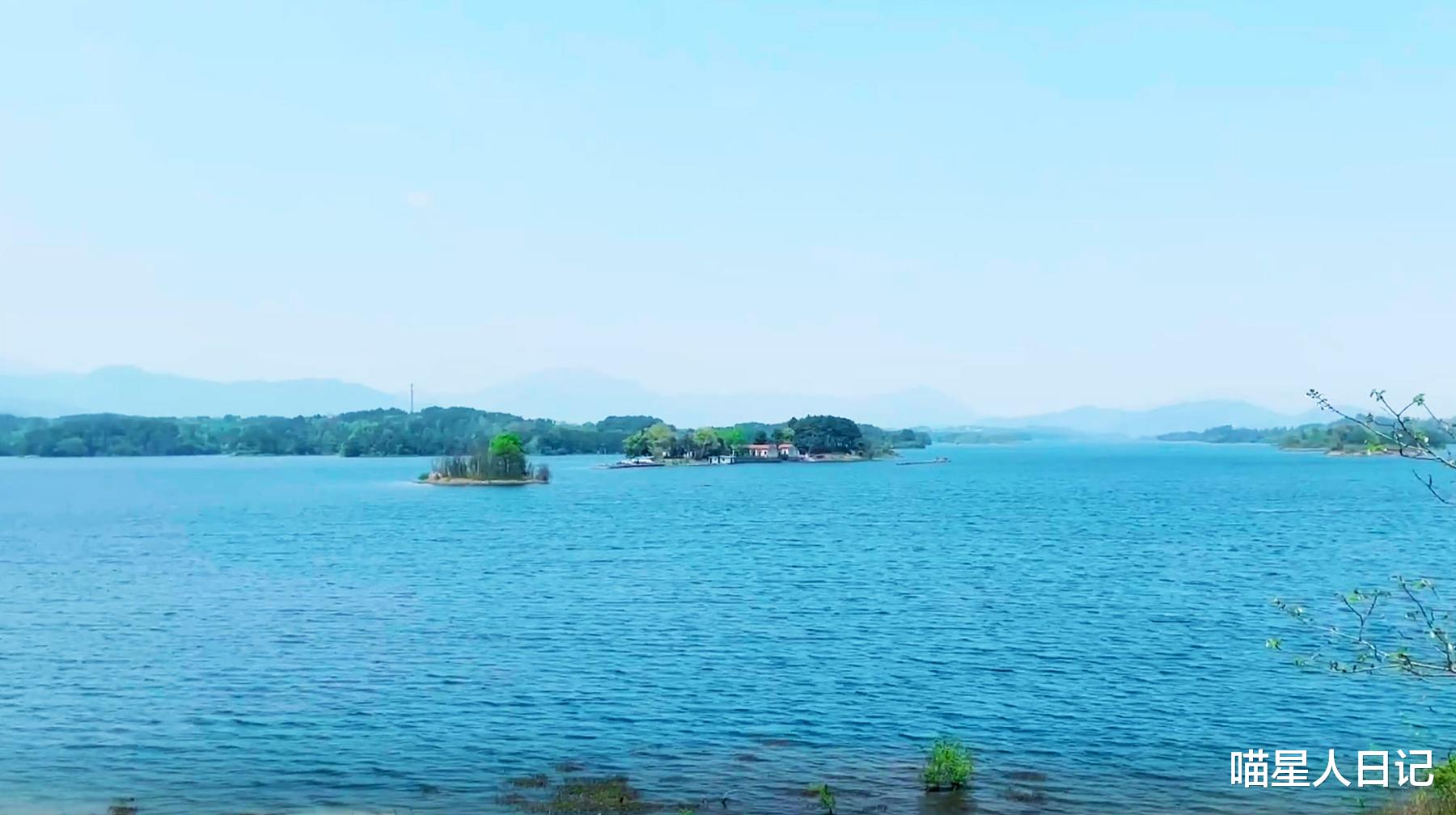 水库|随拍武汉郊区这座大山里的水库，乘小船游览，碧波荡漾宛如画中