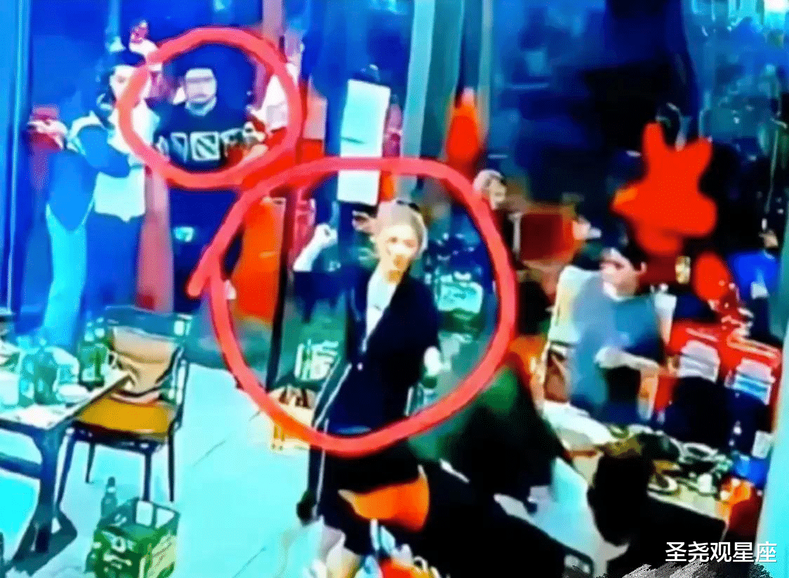 唐山烧烤店有网友偶遇老板娘,悠闲守店磕瓜子,无顾客光顾