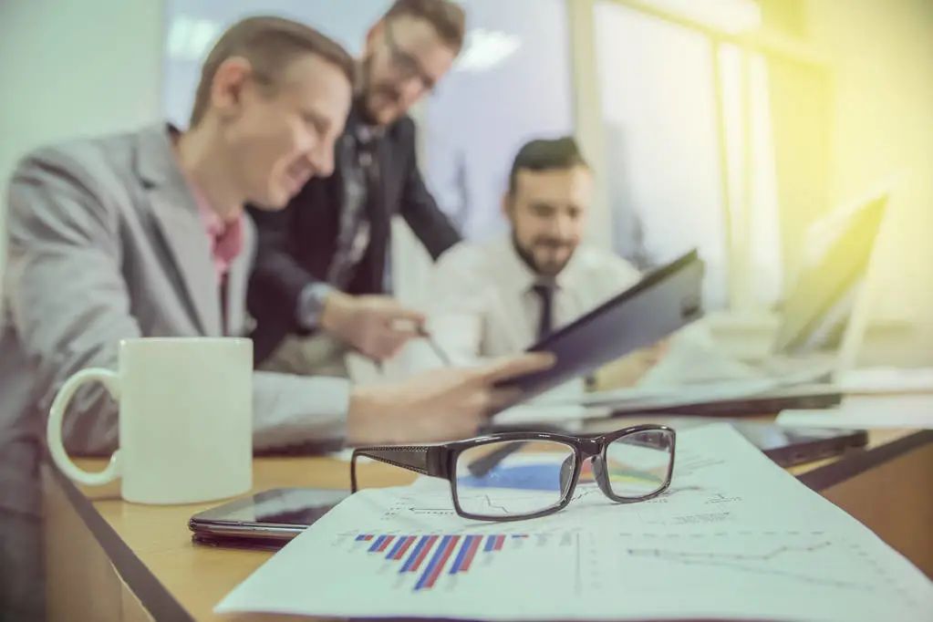 |一起入职的同事比我学历低，现在竟拿了高薪，还成了我的领导