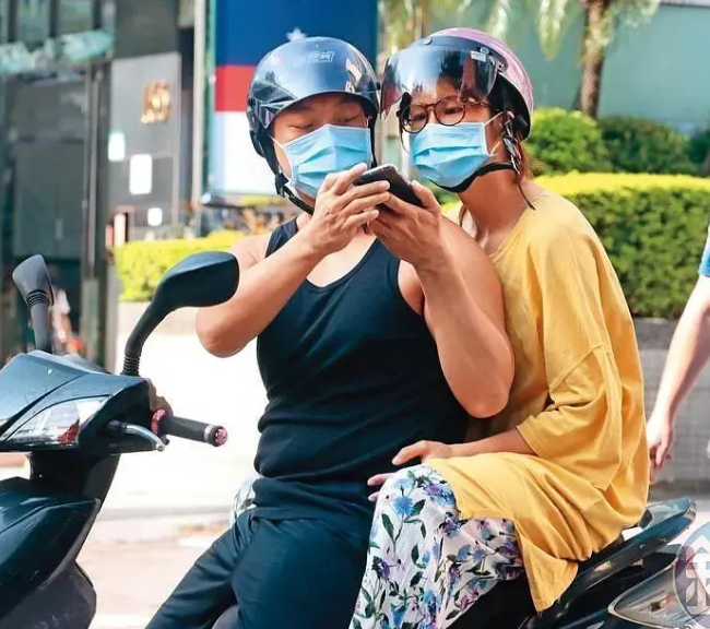 曾沛慈|37岁曾沛慈嫁人!陪老公骑电瓶车吃路边摊,不介意男方经济条件差