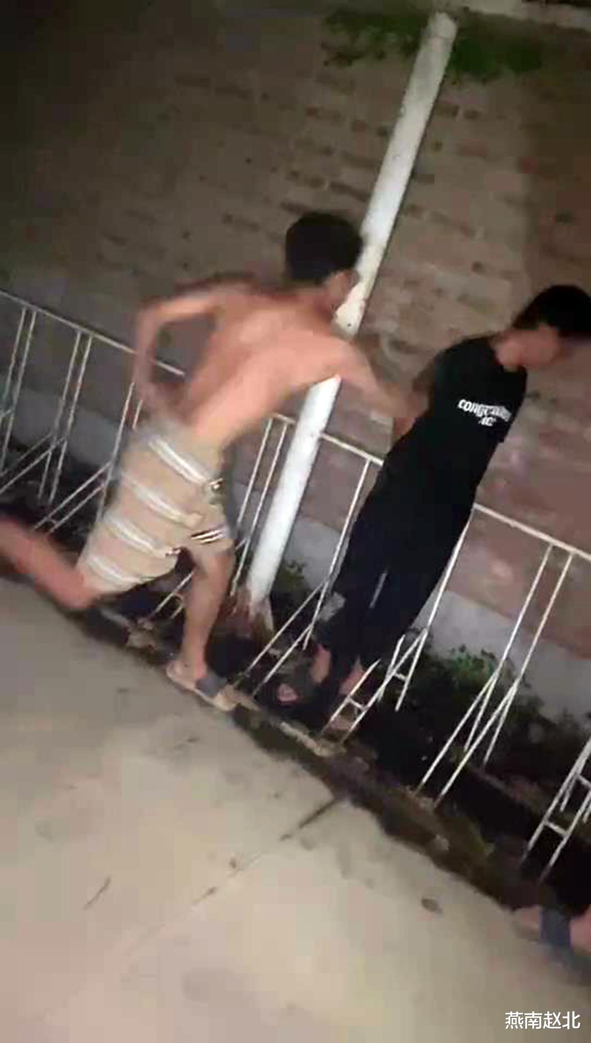 保定一少年遭同龄人殴打，下手凶狠触目惊心，谁家孩子