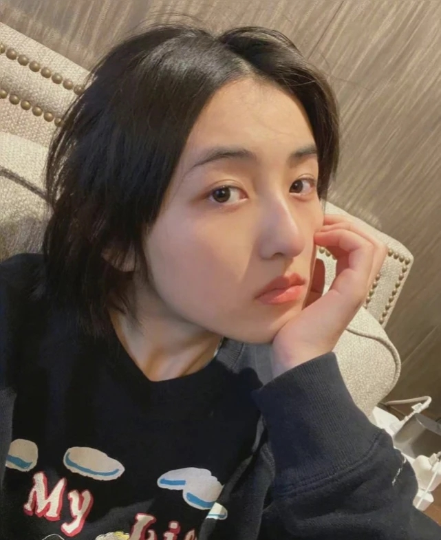 张子枫 张子枫晒素颜照，皮肤好到像婴儿，大方分享自用的“精华”，网友：便宜