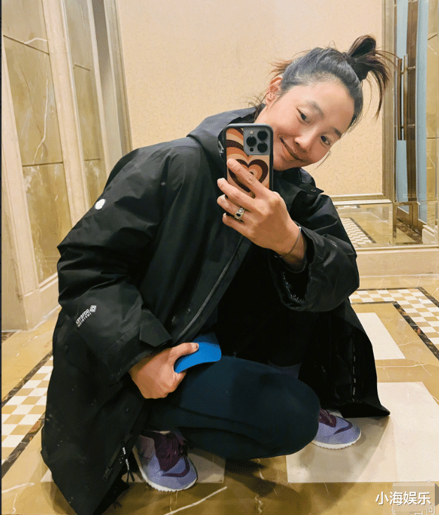 白百何|白百合带大儿子逛街被拍，小腹隆起疑怀三胎，新老公是知名导演