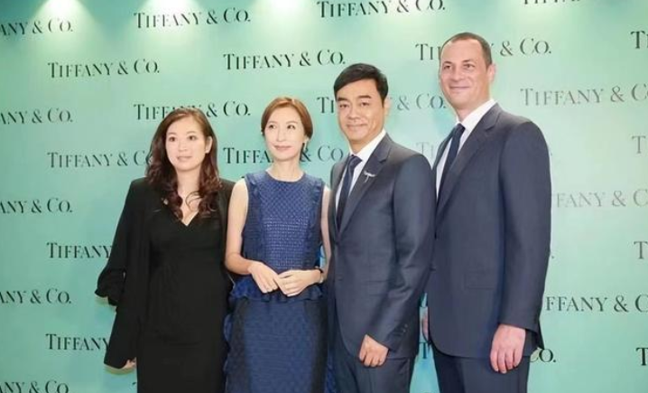 刘青云|刘青云携54岁老婆亮相，看脸就知道不年轻了，可穿衣仍然时髦大气