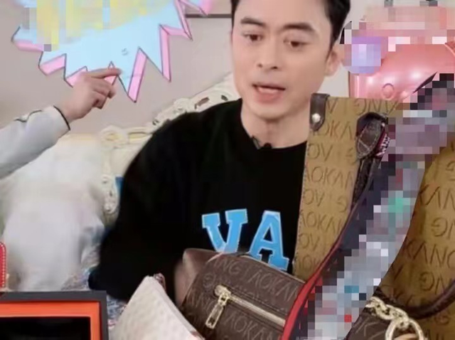 带货|卖卫生巾装尴尬,扮经典角色,全家上阵,过气港星内地带货花招多