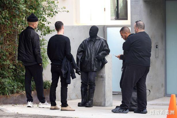 坎耶·维斯特|坎耶·维斯特特立独行的时尚，头戴黑色面具，脚踩超大号皮靴