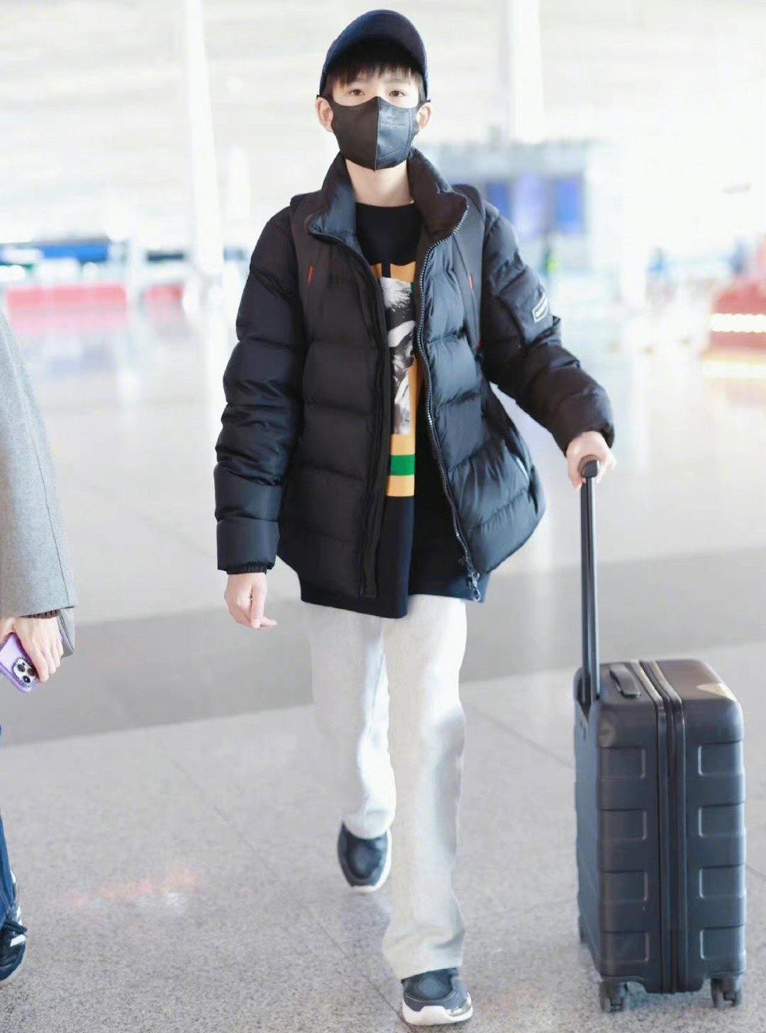 董洁|董洁潘粤明和好后首现身,与儿子机场照曝光,14岁顶顶身高受瞩目