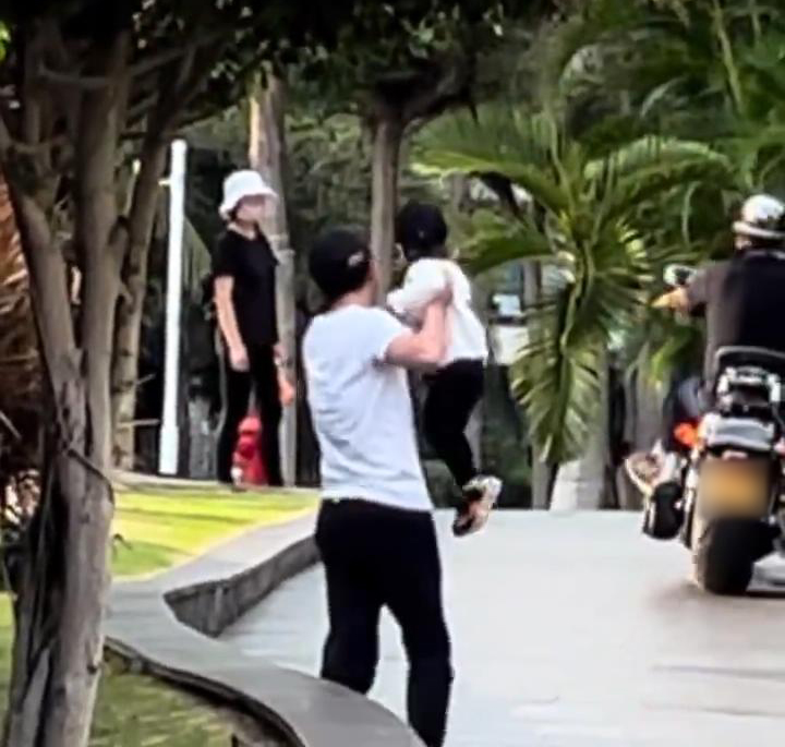 撒贝宁|偶遇撒贝宁带娃，两岁混血宝宝正面曝光，遗传妈妈美貌颜值超高