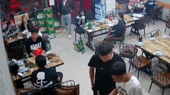 唐山主犯陈某志的家属数次发声回应，而受伤女子家人一直保持沉默，背后有何隐情