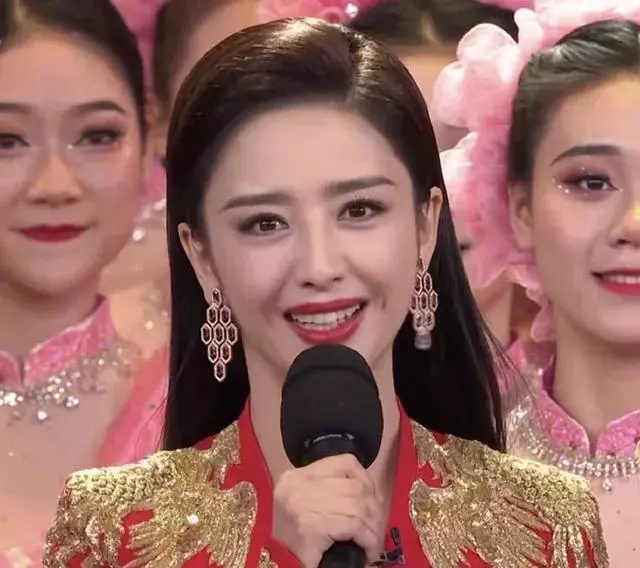 主持人|2023年央视元宵晚会,最大败笔是女主持人