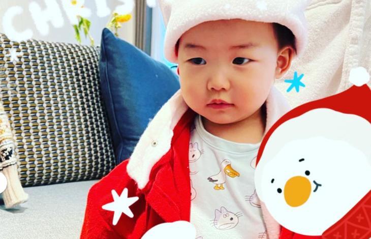 朱珠|朱珠晒一家三口合影,女儿单眼皮颜值不佳,不像爸爸也不像妈妈