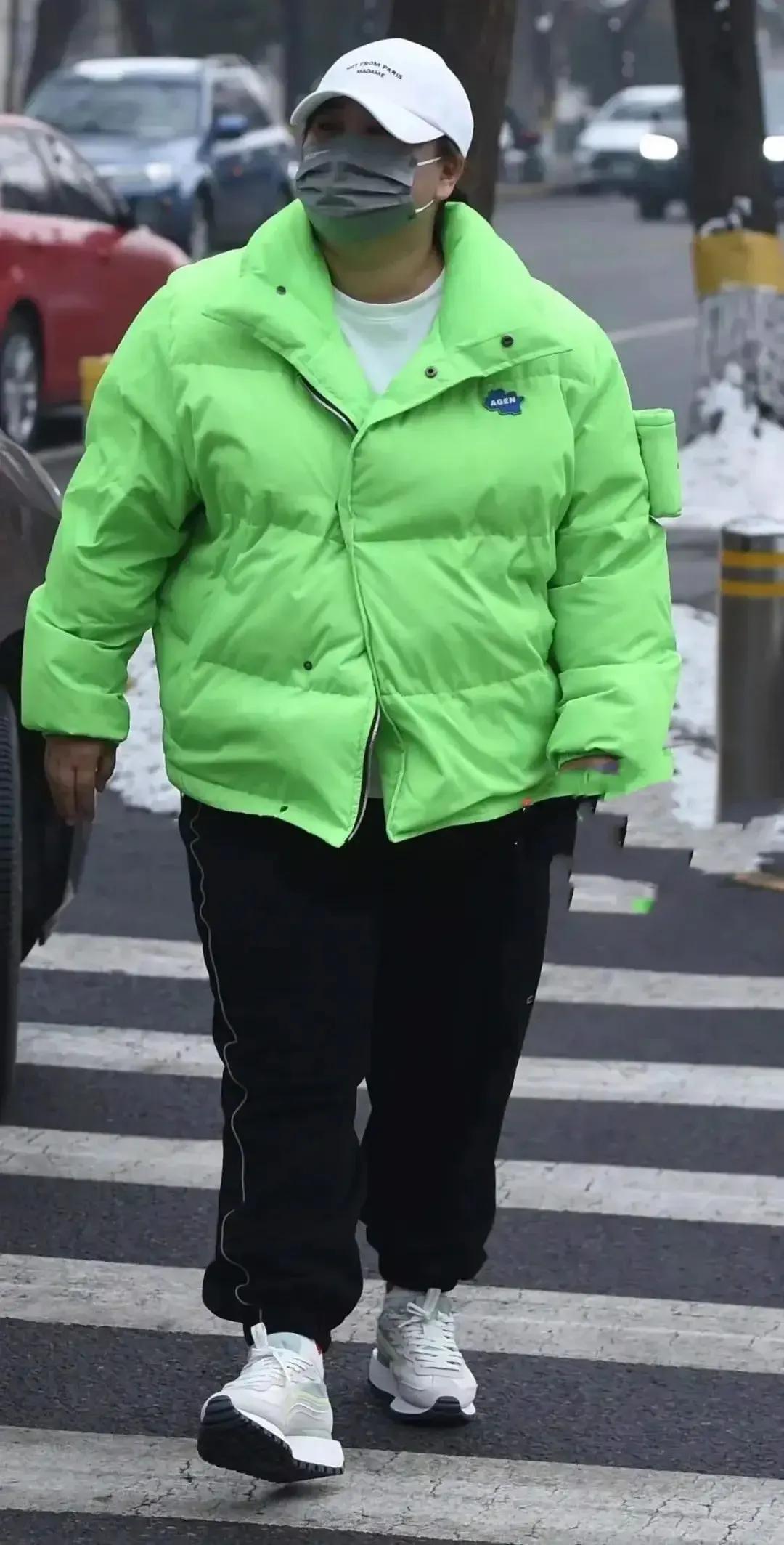 吉克隽逸|春晚二排！赵丽颖6千羽绒服好廉价，吉克隽逸穿短裙露腿冻得通红