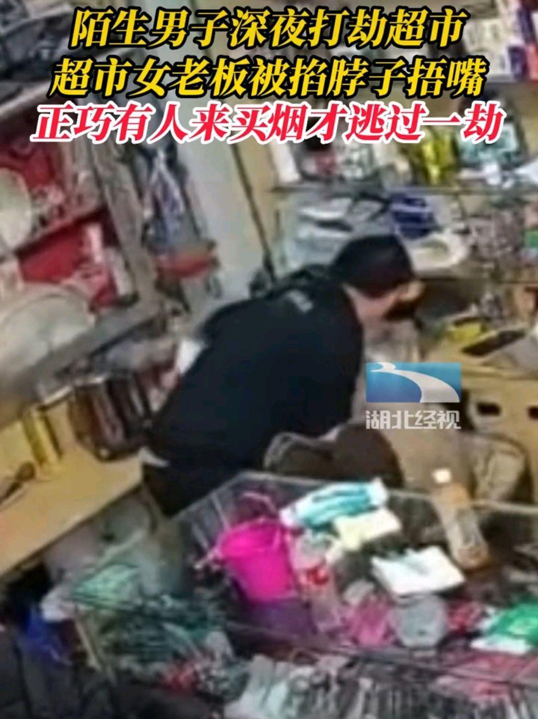 河南:男子深夜抢劫超市,女店主被掐脖子捂嘴,差点酿成一场悲剧