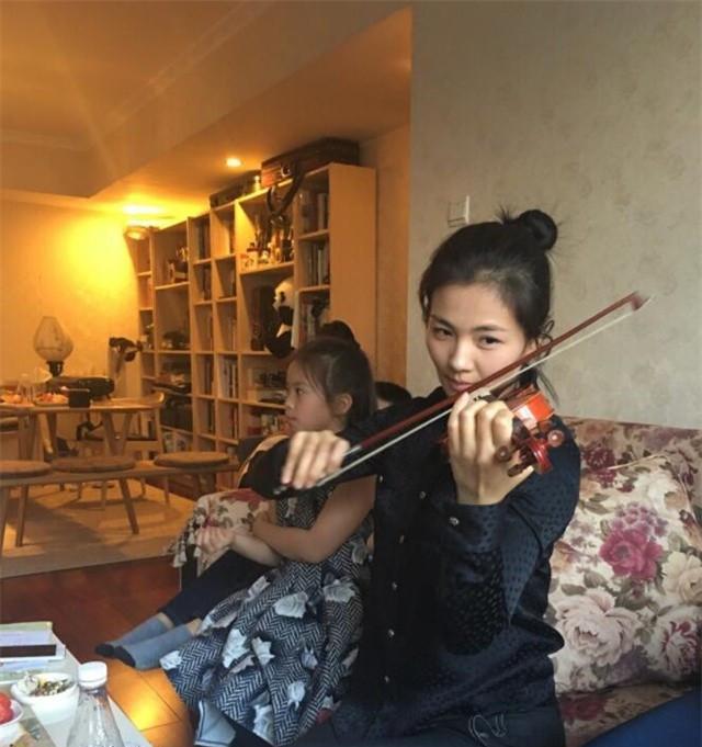 参观王铮亮住的豪宅，客厅摆满各种乐器，对音乐也太痴迷了