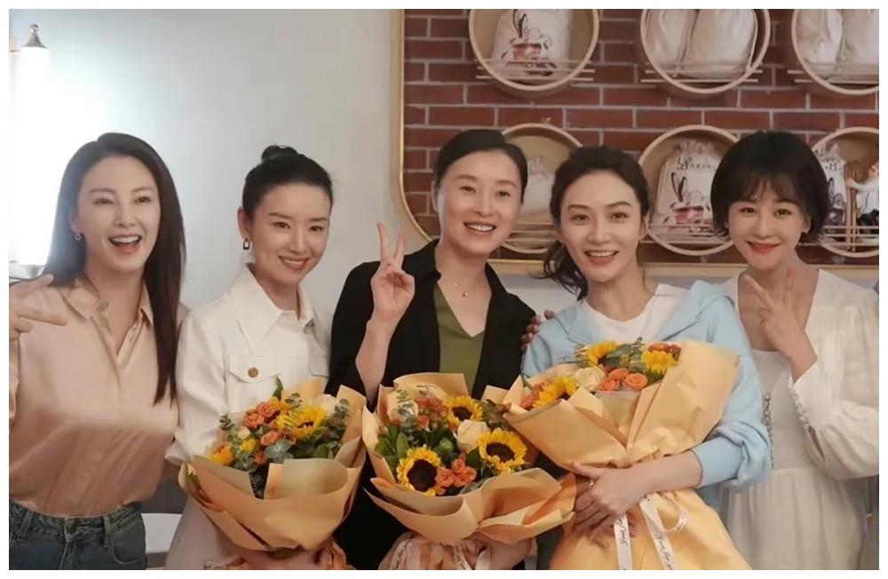 穿衣搭配|吴越恬静气质太优越！黑衣内搭V领裙温文尔雅，同框董洁也没输