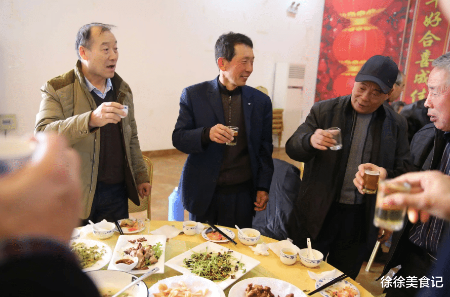 跟人碰杯喝酒时，很多人喜欢把杯子放低，这是什么意思？建议了解