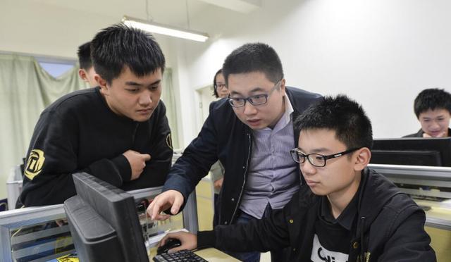 黑客|“不良网站”看似免费，靠什么赚钱？答案揭晓后，网友：大意了！