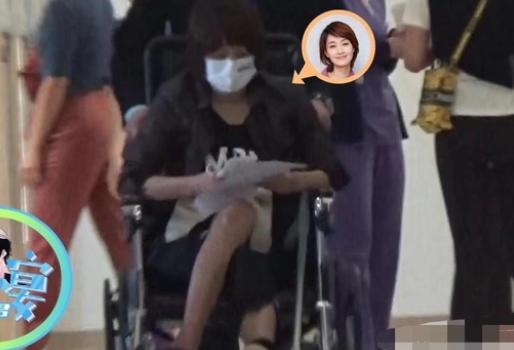 马伊琍|马伊琍坐轮椅前往医院，手拄拐杖行走艰难，独自一人稍显落寞