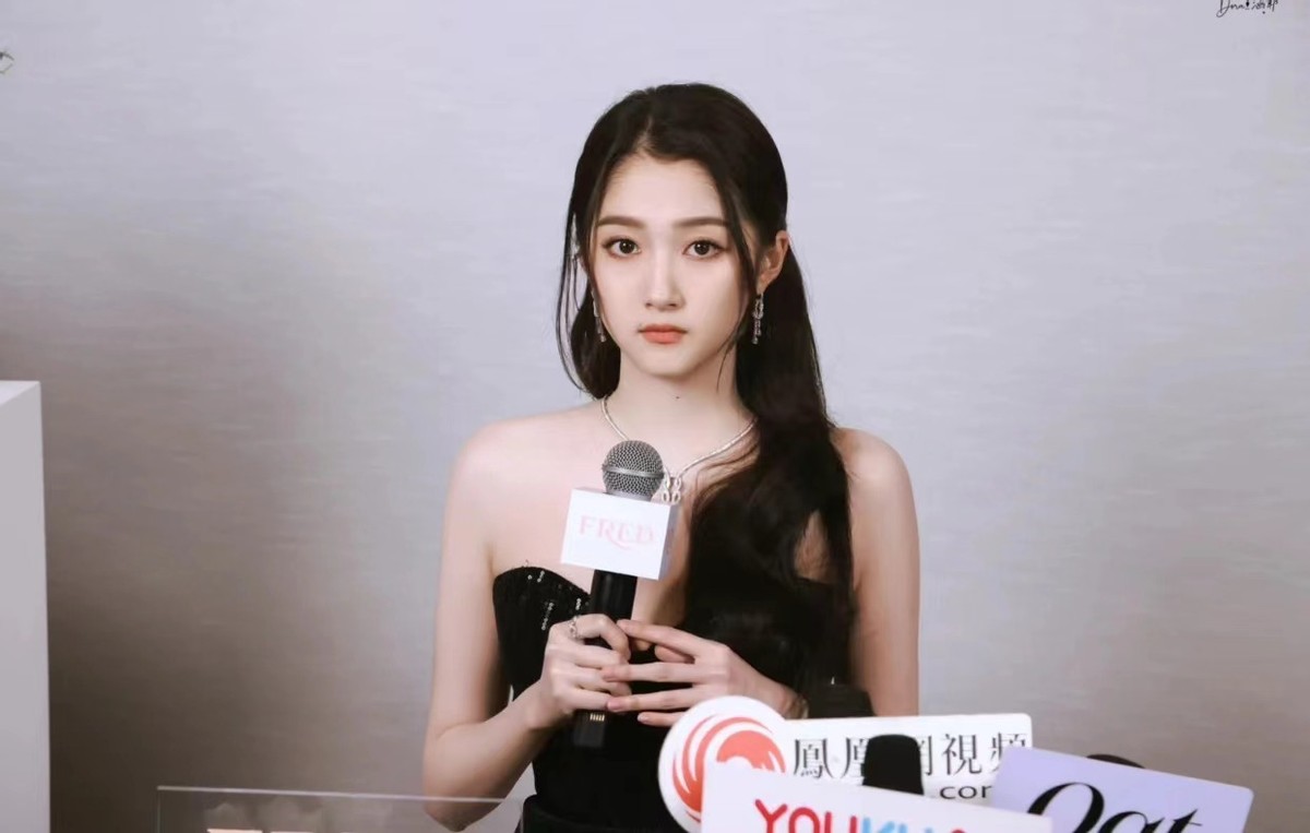 关晓彤|关晓彤最新妆造!穿黑色礼服变千金大小姐,出席活动怼脸拍都超美