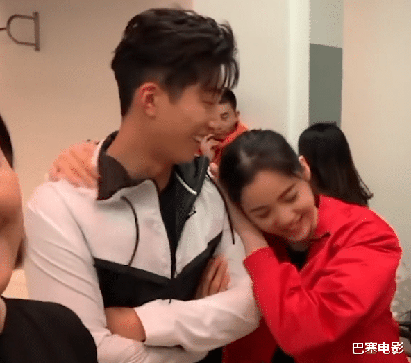 明星|当众又搂又抱，和异性没有边界感的女明星，就别怪网友嘲讽了